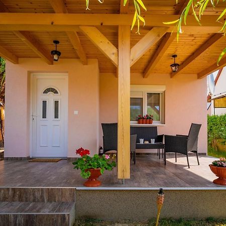 Pipacs Apartmanhaz Harkan Exterior foto